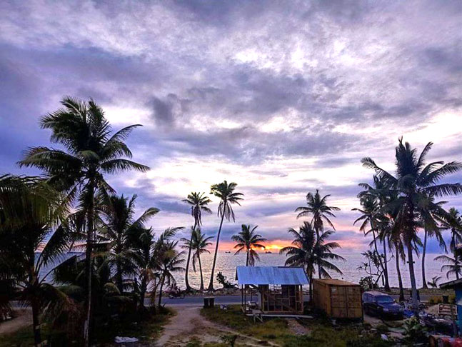Tuvalu tem 11.800 habitantes em 26 km². Capital: Funafuti. 