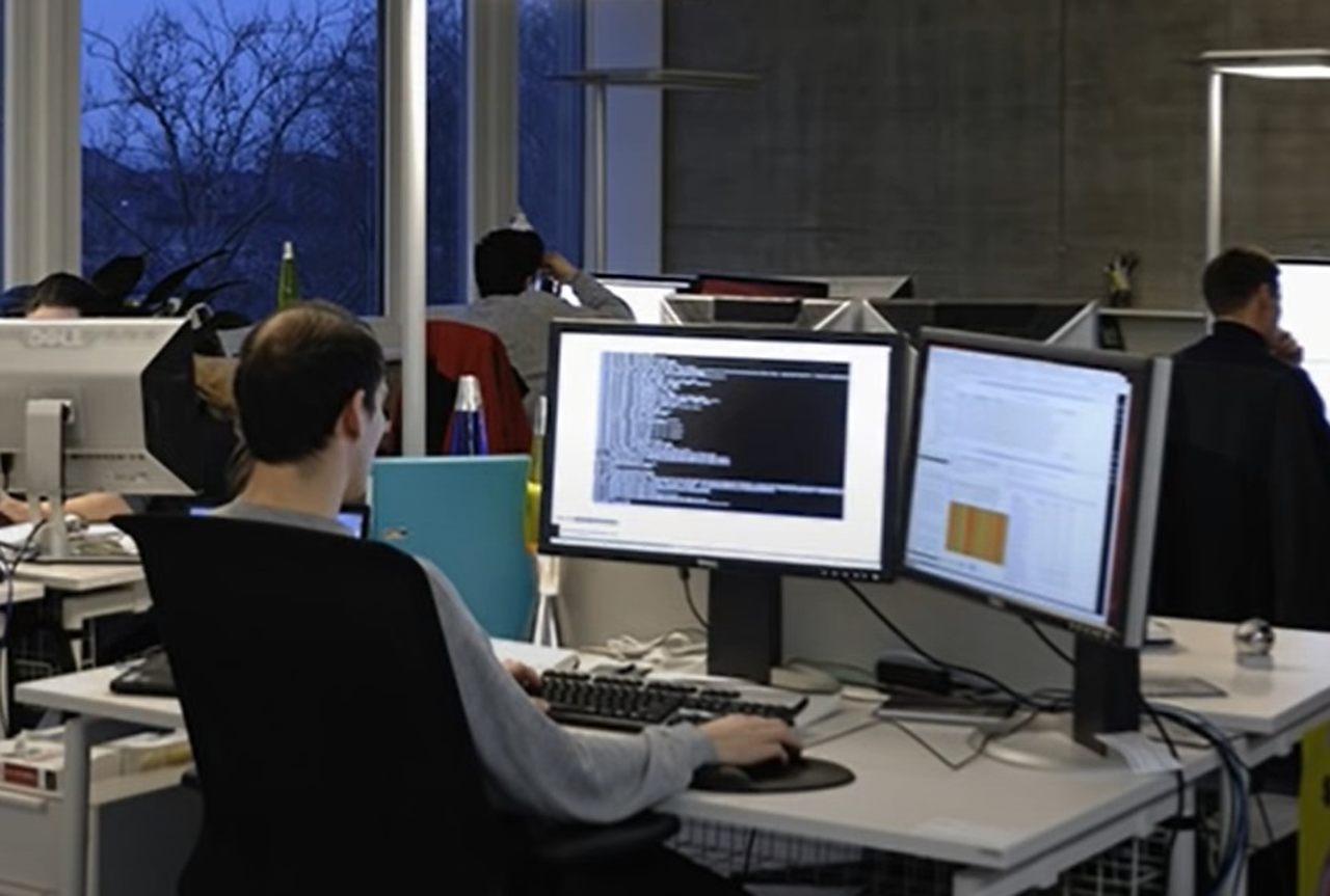 O problema se agrava quando a organização adota processos rígidos e padronizados demais, sacrificando autonomia e liberdade para inovar. 