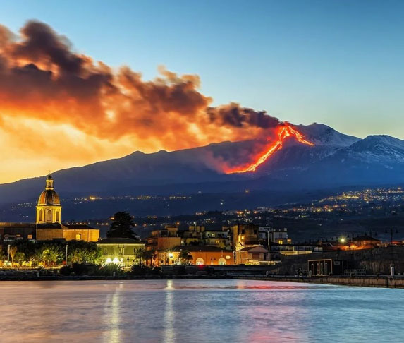 O Etna é chamado de "Bom Gigante" porque, embora a lava atinja temperaturas em torno de 1.000ºC, ela escorre em ritmo lento na direção sudeste, para uma região há muito desabitada. 