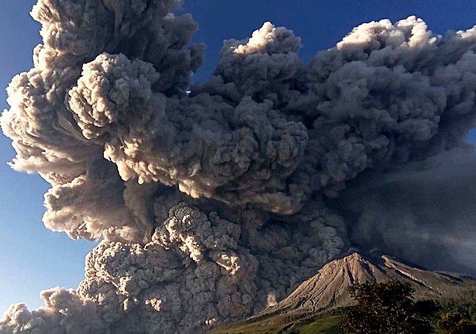 “Nossos dados sugerem que a desgaseificação de enxofre vulcânico poderia ter causado quedas globais repetidas e de curta duração nas temperaturas”, contou Sara Callegaro, geocientista da Universidade de Oslo.