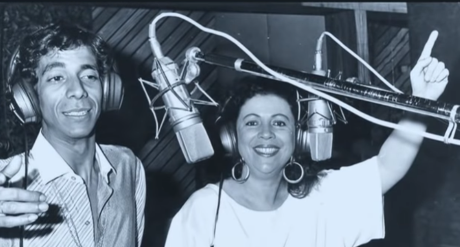 Beth se encantou com compositores que compareciam ao Cacique de Ramos e passou a gravar canções criadas por eles. 

