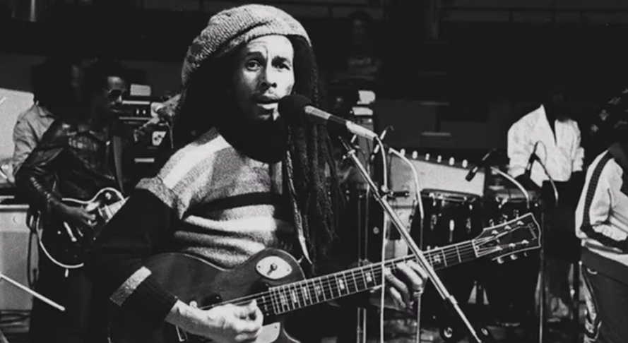 A espiritualidade rastafári, com suas raízes na cultura etíope e na resistência negra, também é parte inseparável dessa identidade musical e filosófica. Esse movimento religioso foi popularizado justamente pelo reggae e Bob Marley.
