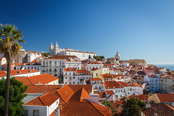 Lisboa (Portugal): Em Lisboa, o turismo em massa tem causado um aumento insustentÃ¡vel no custo de moradia. Cerca de 60% das residÃªncias da cidade foram convertidas em aluguÃ©is temporÃ¡rios, o que reduziu a oferta de moradias para os habitantes locais.