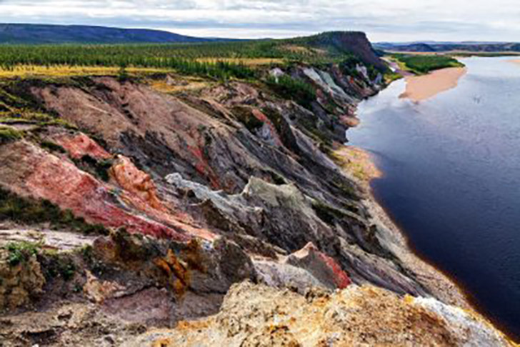 Sibéria (Rússia) - A Cratera de Popigai se formou há 35,7 milhões de anos e hoje já se sabe que o asteroide tinha 8 km de diâmetro, causando um grande derretimento de rochas. Um geoparque funciona hoje no local.  