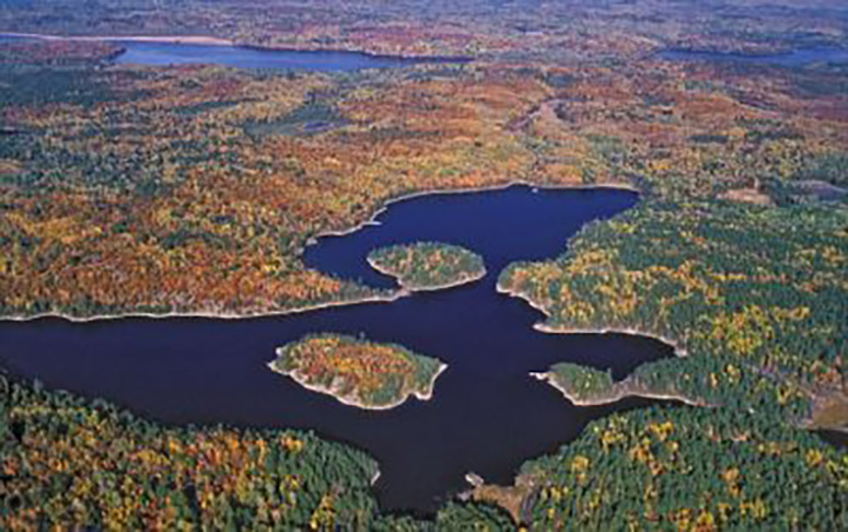 Ontário (Canadá) - A Cratera de Sudbury Basin foi formada há 1,8 bilhão de anos e tem 130 km de diâmetro. Cientistas descobriram que o impacto do asteroide ficou tão grande que fragmentos de rocha foram lançados a 800 km de distância. 