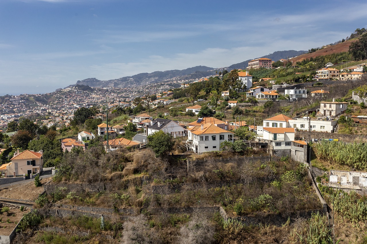 Funchal, Portugal: Localizado na ilha da Madeira, o Porto do Funchal é um importante ponto de escala para cruzeiros. Um dos principais pontos turísticos do Atlântico, cercado por belas paisagens montanhosas.