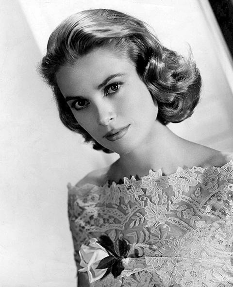 Grace Kelly (1929-1982) - EUA - Estava no auge da carreira, indicada a prêmios, uma das preferidas do diretor Alfred Hitchcock, quando numa sessão de fotos conheceu o Príncipe de Monaco, Rainier III, e eles se apaixonaram. Largou a carreira e virou princesa. 