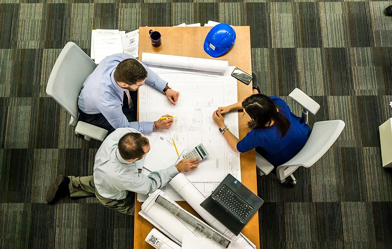 No entanto, o rust-out tende a passar despercebido — não costuma provocar crises visíveis, afastamentos ou esgotamento abrupto, como no burnout. Ele se infiltra aos poucos, corroendo o engajamento sem alarde.