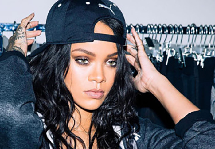 SOS – Rihanna – Lançada em 2006 como single do álbum “A Girl Like Me”, foi a primeira música da cantora a alcançar o primeiro lugar na Billboard Hot 100. A faixa utiliza um sample de “Tainted Love”, sucesso dos anos 1980, o que contribuiu para sua rápida identificação pelo público.
