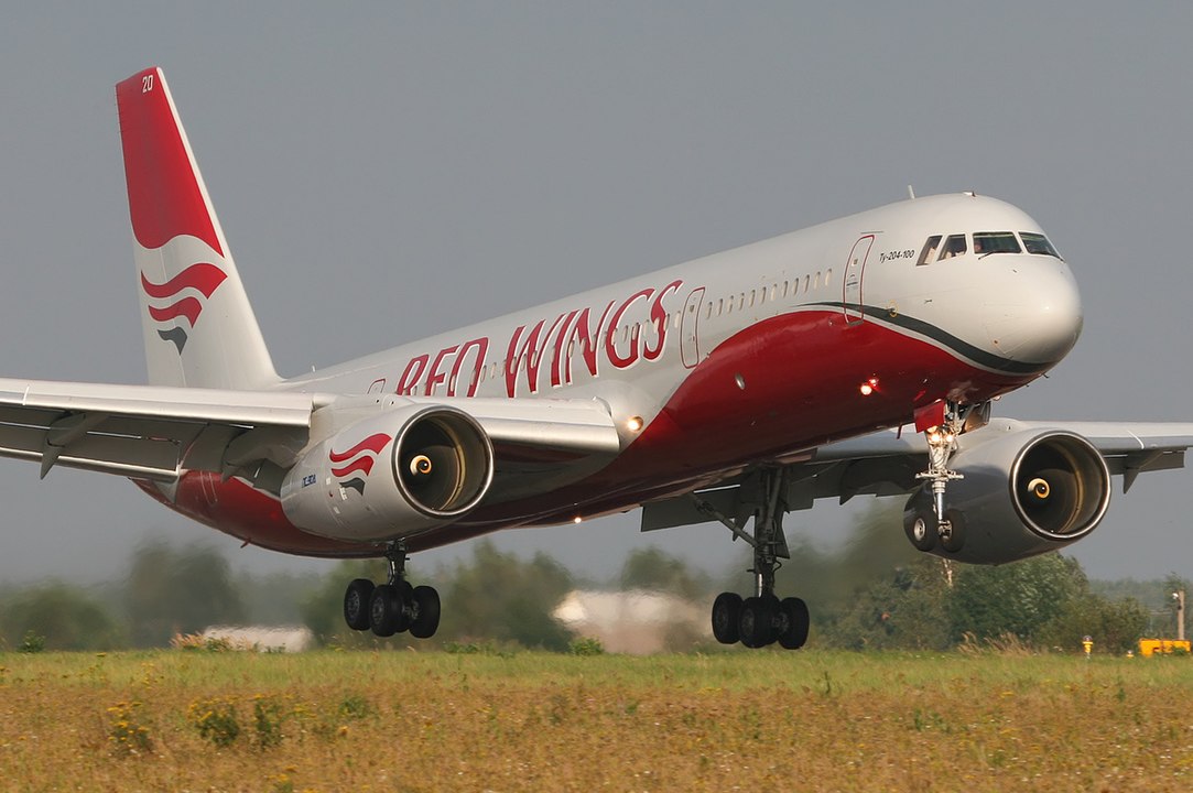 O avião atinge 900 km/h de velocidade e tem autonomia de 7.300 km. Os mesmos motores são instalados em aeronaves das séries Tupolev Tu-204 (foto) e Tu-214 - as duas mais populares aeronaves comerciais russas, semelhantes ao Boeing 757.
