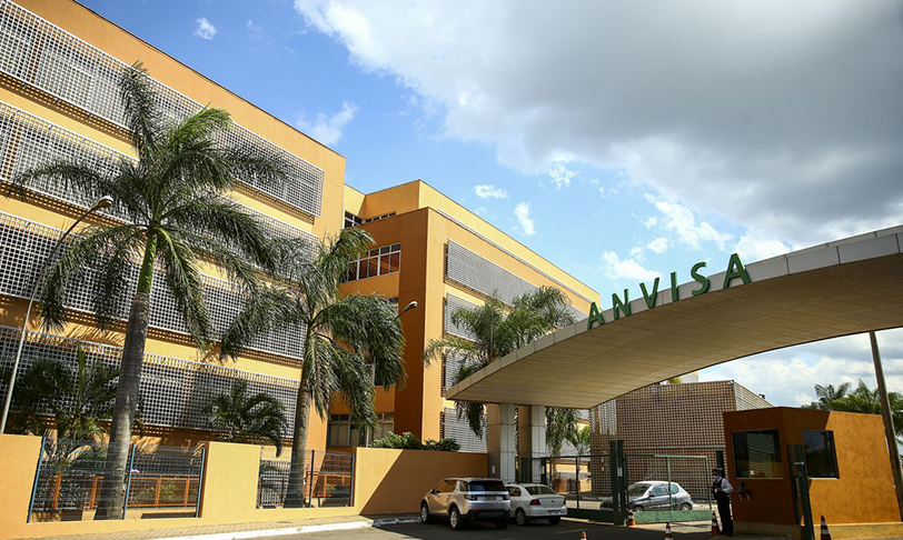 O principal motivo da suspensão é o risco de problemas cardíacos graves associados ao clobutinol. Estudos analisados pela área técnica da Anvisa indicaram aumento significativo de arritmias em pacientes que utilizam a substância.