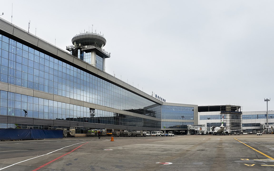 Os técnicos que cuidam da manutenção dos aviões presidenciais são exclusivos. E acompanham as viagens do presidente. O controle de tráfego aéreo, porém, é feito normalmente pela equipe que monitora os voos comerciais nas torres de controle dos terminais. 