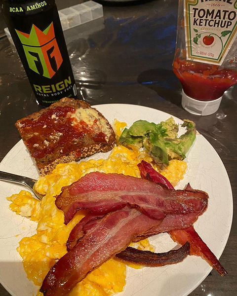 O café dele era bife de fraldinha, dois ovos, frutas e aveia. Depois, ele fazia um lanche na manhã com filé mignon, arroz e espinafre. Depois, o almoço costumava ter bacalhau com espinafre e batatas.