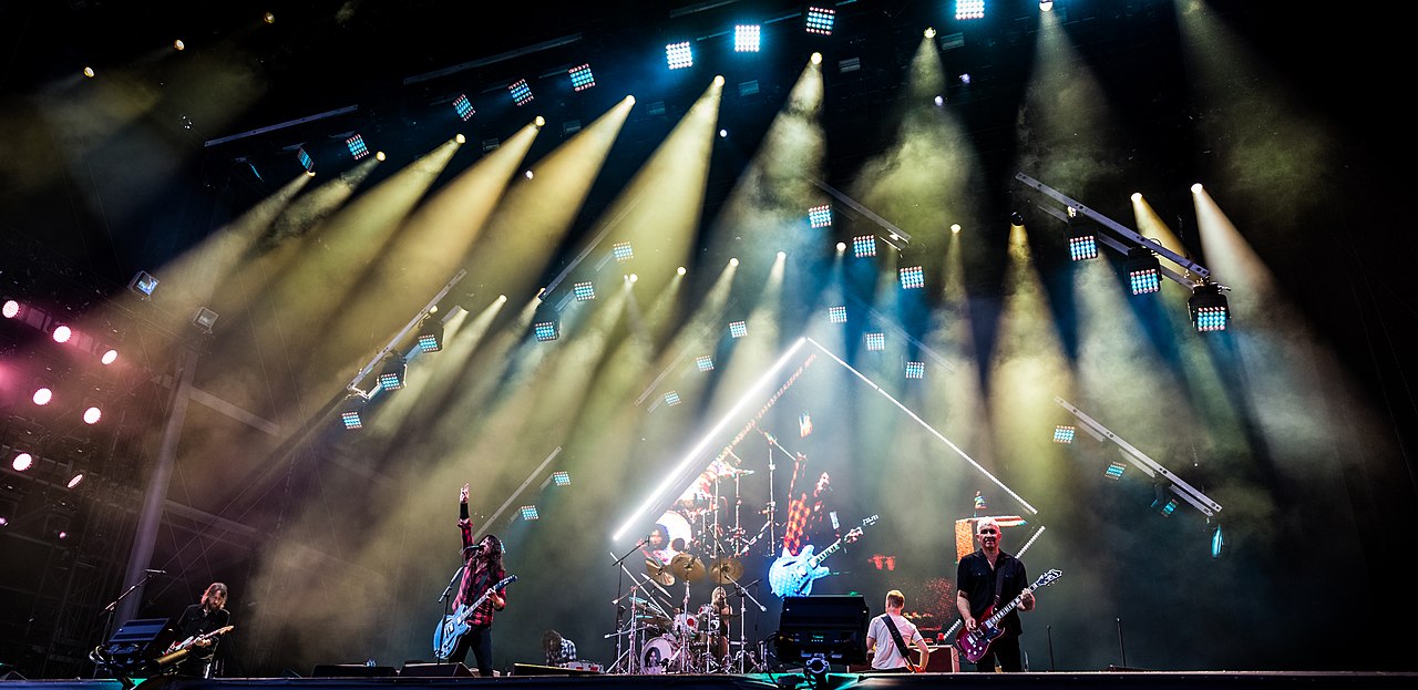 A Foo Fighters foi formada em 1994 por Dave Grohl, ex-baterista do Nirvana, quando a banda acabou apÃ³s o suicÃ­dio do vocalista Kurt Cobain. Dave passou a ser vocalista e William Goldsmith foi o primeiro a assumir a bateria. Mas a pressÃ£o era grande e ele saiu em 1997. 