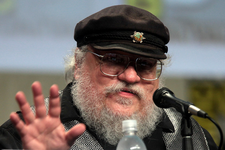 Ambas as séries se baseiam em livros escritos por George R.R.Martin. 