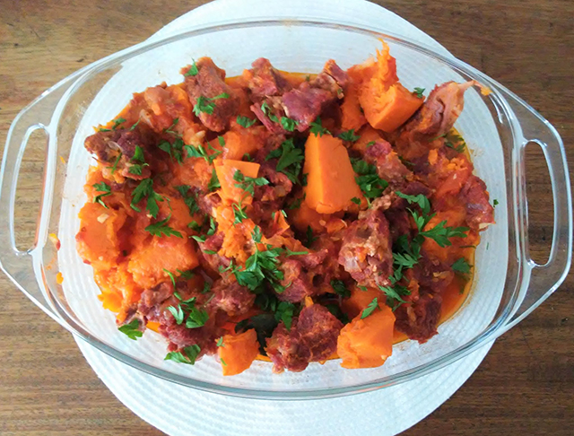 A abóbora é rica em potássio e sua coloração se deve aos carotenoides, que se transformam em vitamina A. Já a carne seca tem alta concentração de proteína, zinco e selênio, com propriedades antioxidantes. 