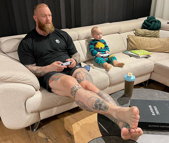 Além de ator e atleta de força, Hafthor foi jogador profissional de basquete e atuou na liga islandesa, que não é das mais fortes do mundo. No entanto, ele teve que se aposentar aos 20 anos por conta de uma lesão no joelho. Em 2018, ele fez uma ponta no filme 