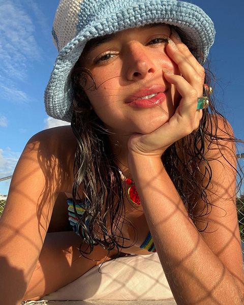 Marquezine, na verdade, é um "sobrenome" artístico que ela "roubou da avó". Seu nome de batismo é Bruna Reis Maia.

