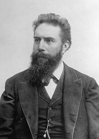 Wilhelm Conrad Röntgen (1845-1923) - Alemanha. O físico e engenheiro mecânico alemão inventou o Raio-x. Ganhou o Nobel de Física em 1901. Em sua homenagem, o elemento químico 111 se chama "Roentgênio". 