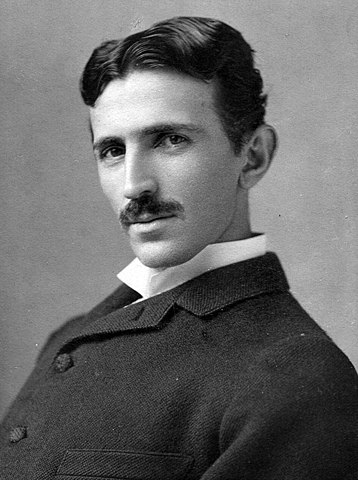 Nikola Tesla (1856-1943) - CroÃ¡cia. Dentre seus inventos, estÃ£o a lÃ¢mpada fluorescente, transmissÃ£o via rÃ¡dio, controle remoto, motor de induÃ§Ã£o e sistema de igniÃ§Ã£o.  