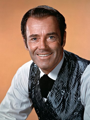 2.Henry Fonda- Nascido em 16 de maio de 1905, cativou o público com suas performances marcantes. Renomado por suas atuações em clássicos como 12 Homens e uma Sentença e As Vinhas da Ira. Conhecido por sua presença calma e moralidade nos papéis, Fonda deixou um legado de personagens éticos e heróicos no cinema americano.