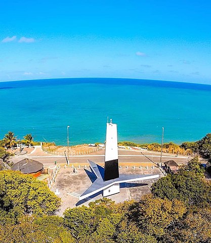 A Ponta do Seixas também é o ponto mais a leste do continente americano, já que o Brasil é banhado pelo Oceano Atlântico. Ao lado da ponta do Seixas, sobre uma falésia constantemente erodida pelas ondas, fica o farol do Cabo Branco.