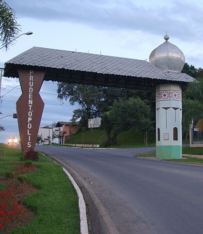 <p>Prudentópolis (PR) – Curiosamente, esta cidade paranaense preserva tradições da Ucrânia.  Descendentes de imigrantes conservaram a cultura no município, que fica a 173 km de Curitiba. Na foto, o portal ucraniano na entrada da cidade.</p>

