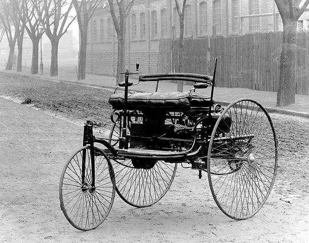 Em julho de 1886, ele apresentou o primeiro automóvel do mundo, o Benz Patent-Motorwagen, formado por três pneus, um motor na traseira, uma tábua de madeira como chassi, um banco e um volante, que era à manivela. O carro só chegava a 8 km/h.