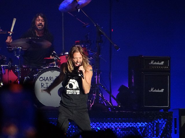 Taylor Hawkins também cantava. Várias vezes foi ao microfone, trocando de posição com Dave Grohl, que assumia a bateria.