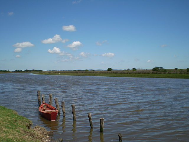 O Arroio Chuí corta a cidade que tem justamente esse nome: Chuí. Depois vira a leste, para desaguar no Oceano Atlântico, junto à Praia da Barra do Chuí - FrancoBras wikimedia commons 
