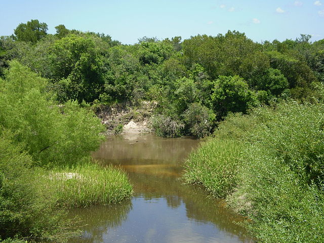 Arroio Chuí: É o ponto mais ao sul do Brasil.  É um curso de água que nasce num pequeno pântano no município de Santa Vitória do Palmar (Rio Grande do Sul). - FrancoBras wikimedia commons 