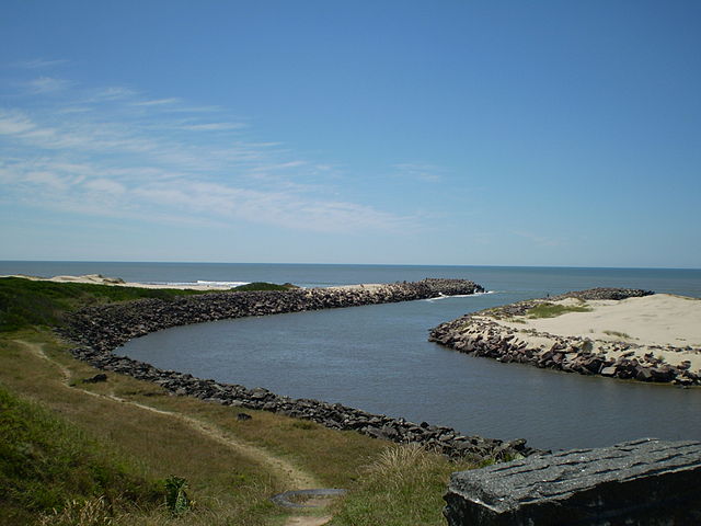 O ponto exato que caracteriza o extremo leste fica numa curva do arroio, localizada a uma distância de  2,7 quilômetros da foz.  - FrancoBras wikimedia commons 