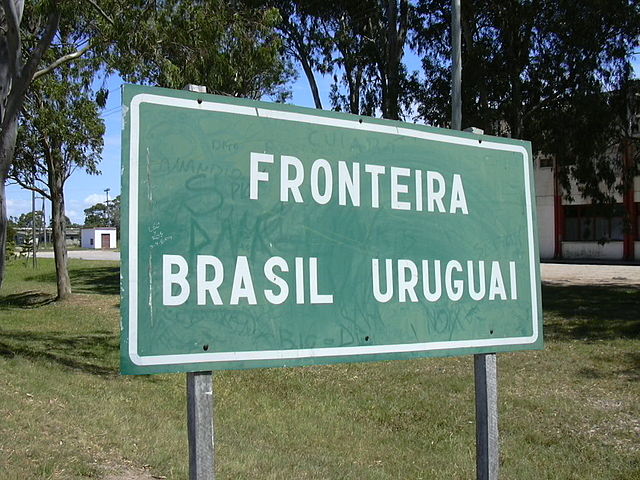 O município de Chuí (RS) é a cidade mais meridional do Brasil. Fica na fronteira com o Uruguai. Tem 6.500 habitantes. Muitos são uruguaios e árabes palestinos que imigraram (em geral, comerciantes). Fica a 525km da capital Porto Alegre.  - Dantadd wikimedia commons 