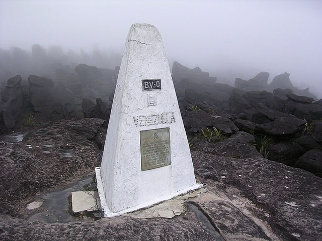 Ele tem um marco da fronteira tríplice de Brasil-Guiana-Venezuela. Tem cerca de 10 mil habitantes e fica a 279km da capital Boa Vista.  - Yosemite wikimedia commons