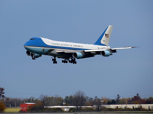 Fora da Rússia, há quem chame o avião presidencial russo de "Putin Force One", numa brincadeira já que o avião do presidente americano (foto) se chama Air Force One. 