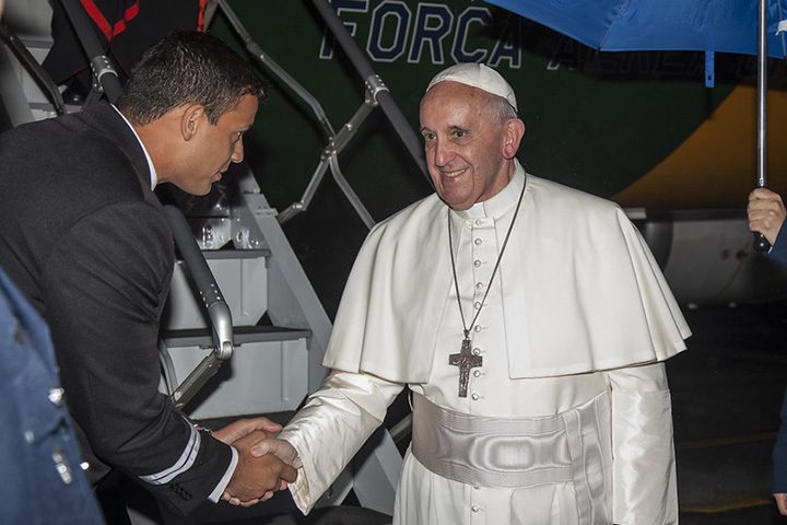 Além disso, Francisco também era um defensor ativo do diálogo inter-religioso e da reconciliação entre diferentes grupos. Em uma decisão histórica, em dezembro de 2023, Francisco autorizou que casais homoafetivos pudessem receber a benção nas igrejas católicas.
