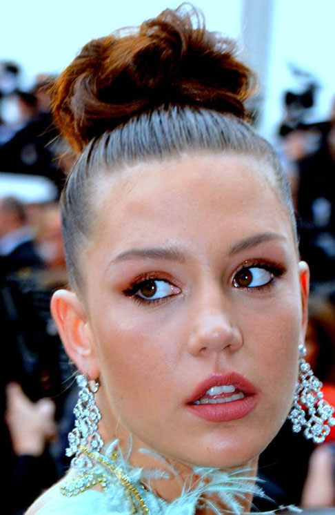 ADÈLE EXARCHOPOULOS - Nascida em Paris, em 22/11/1993, tem ascendência grega. Começou a carreira ainda na infância, aos 8 anos. Em 2014, aos 11 anos, recebeu o prêmio César de Atriz Revelação, pela atuação em 