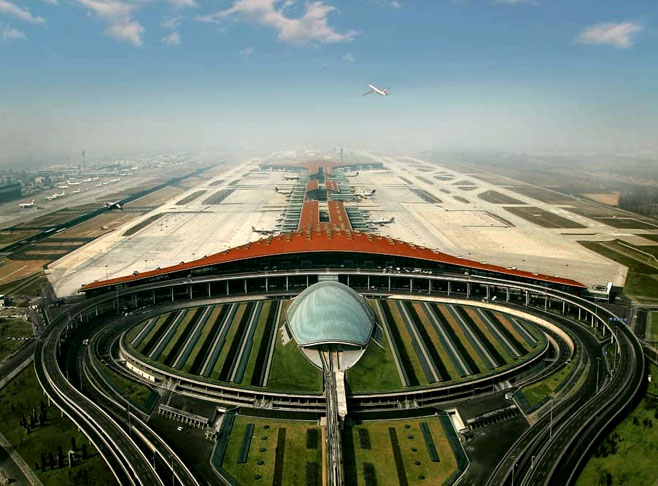 1° Aeroporto Internacional King Fahd – Arábia Saudita -  Tem 780 km², o equivalente a 109 campos de futebol. Fica entre as cidades de Qatif e Dammam. Inaugurado em 1999, opera 66 companhias aéreas da própria Arábia Saudita e  44 companhias estrangeiras.