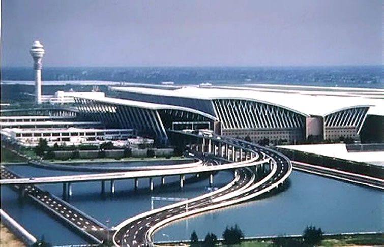 8Â° Aeroporto Internacional de Shanghai Pudong â?? China - Inaugurado em 1999. Tem 39 kmÂ². Ã? o aeroporto mais importante de Shanghai. Um Transrapid fez o 1Âº trajeto comercial do mundo entre esse aeroporto e a estaÃ§Ã£o de metrÃŽ Long Yang (viagem inaugural em 2002). O maglev atinge 431 km/h a uma distÃ¢ncia de 30 km.