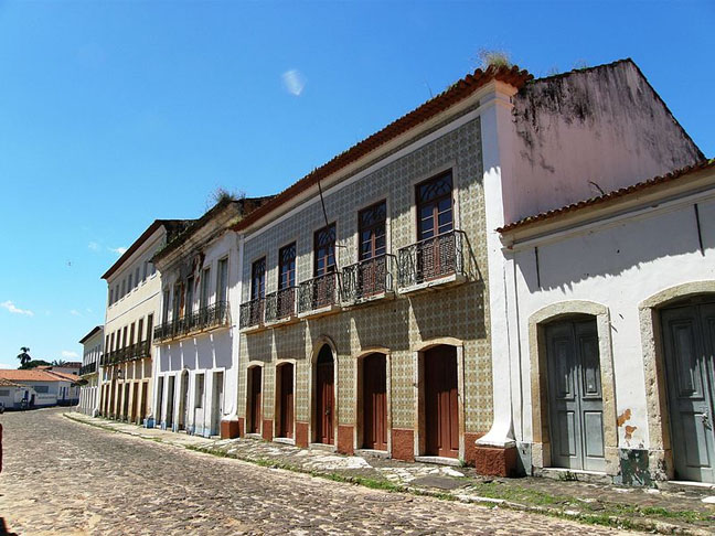 <p>Alcântara (MA) – A cidade histórica, que preserva mais de 300 construções coloniais, fica a 100 km de distância de São Luís. A forte influência dos portugueses pode ser vista nas igrejas, casas e palácios, onde alguns, inclusive, ainda possuem azulejos importados de Portugal que foram utilizados no século XVIII. </p>

