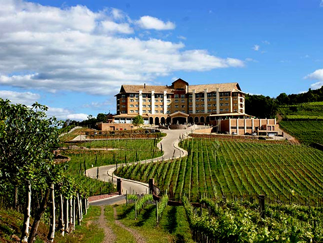 <p>Bento Gonçalves (RS) – Com paisagens que lembram a região da Toscana, a cidade foi colonizada por italianos. É conhecida por suas vinícolas, pela produção artesanal, pelas charmosas casas de pedra do roteiro “Caminhos de Pedra” e pelos passeios de Maria Fumaça rumo a Garibaldi.</p>
