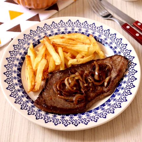 Bife e batata frita; Junta a proteína da carne com as propriedades energéticas da batata dá um resultado irresistível. 