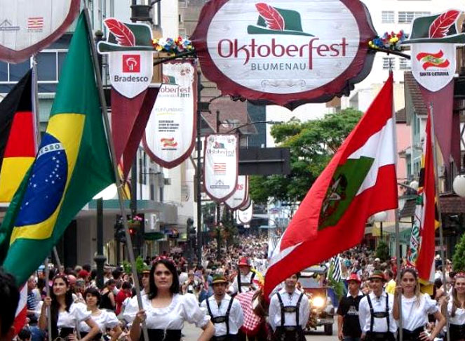 A Oktoberfest  tem versões espalhadas pelo mundo, inclusive no sul do Brasil, onde o consumo da cerveja vira uma festividade tradicional.  Na foto, o evento em Santa Catarina. -Reprodução do site qualviagem.com.br/oktoberfest-blumenau