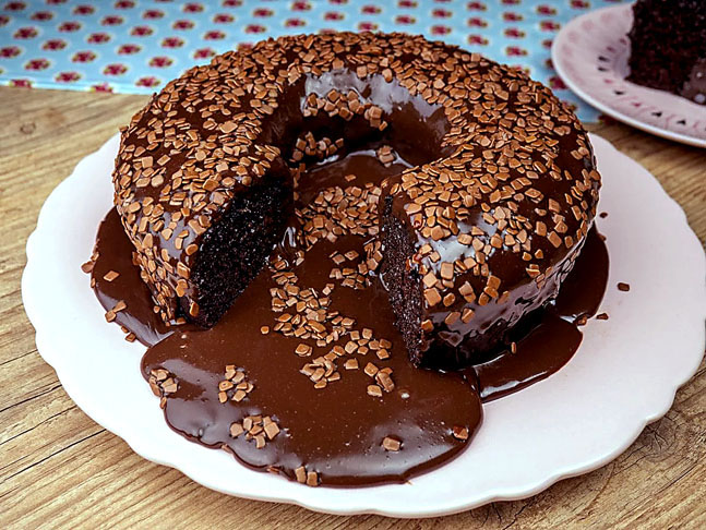 No Brasil, o bolo de brigadeiro é um clássico. Preparado com chocolate ao leite e finalizado com uma camada generosa de brigadeiro cremoso, se destaca pela facilidade de preparo e pelo sabor irresistível. Veja alguns bolos de chocolate que são muito apreciados em diferentes países.