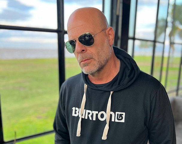 "Um diagnóstico de demência pode sugar todo o ar de um ambiente. Eu não queria que o diagnóstico do Bruce nos levasse com ele, porque a demência é uma doença familiar. Então, fiz a escolha de trazer o ar de volta às nossas vidas pelo bem das nossas filhas, do Bruce e de mim mesma", publicou.