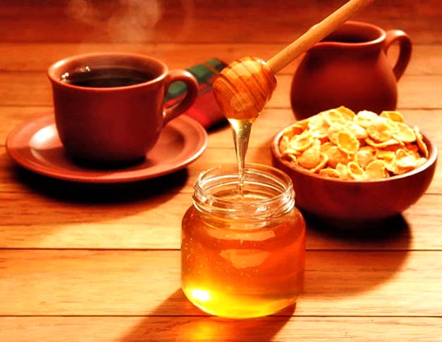 Consuma mel: este alimento contém bactérias benéficas que ajudam a combater patógenos e reforçam a ação de antibióticos (se a pessoa estiver gripada). O mel protege a saúde da garganta e das cordas vocais. 