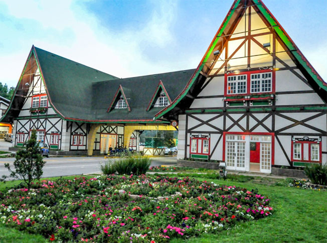 <p>Campos do Jordão (SP) – Situado a 40 km de Taubaté, foi fundado em 1874 e tem 52 mil habitantes.  Fica a 1.628 m de altitude e o clima frio é um atrativo para visitantes. Tanto pela temperatura como pela arquitetura, é conhecido como a “Suíça Brasileira”.</p>
