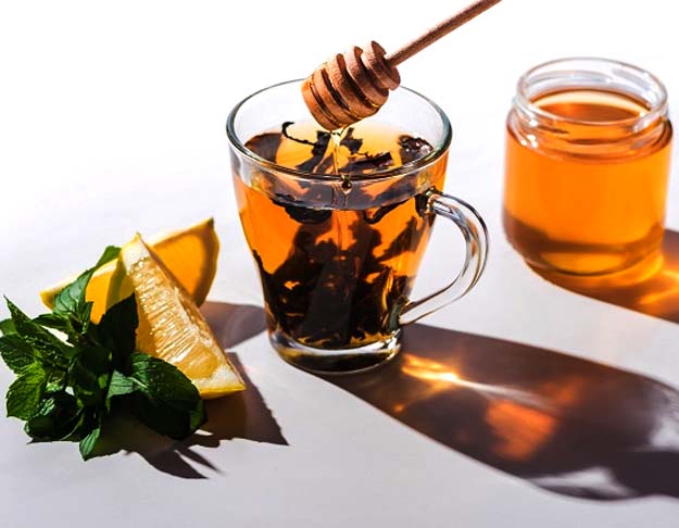 E é ótimo adoçante natural para chás. O chá de mel com canela, por exemplo, ajuda a melhorar o processo digestivo como um todo. E com a vantagem de deixar um cheiro delicioso na cozinha. - Reprodução do site chabeneficios.com.br/mel-no-cha