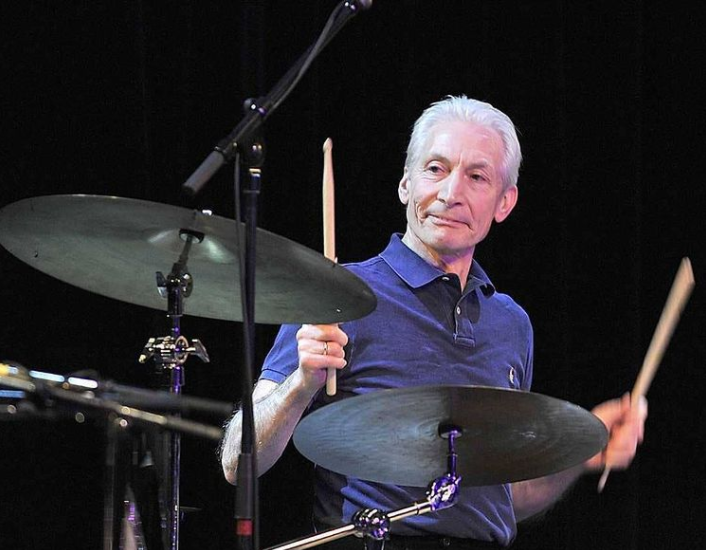 Charlie Watts (1941-2021) - O músico britânico, oriundo do Blues, migrou para o rock a convite de Mick Jagger, Keith Richards e Brian Jones na formação original da banda Rolling Stones. Ele nunca saiu.  Foi a alma da banda na bateria, desde 1963 até sua morte.