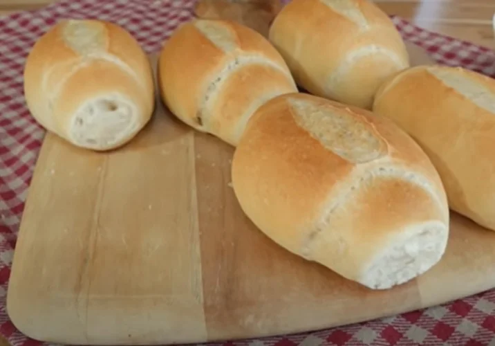 No Brasil, o pão tem diversos apelidos no formato de pãozinho, muito popular nos cafés da manhã e nos lanches da tarde. Dependendo da cidade, do estado ou da região, o pão comum (chamado de francês na maior parte do território brasileiro) recebe outros nomes, dados carinhosamente pelos consumidores.